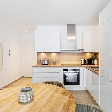 Modern 1br Apt With Balcony Near City Center *