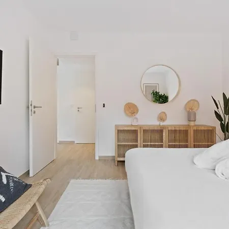 Modern 1br Apt With Balcony Near City Center