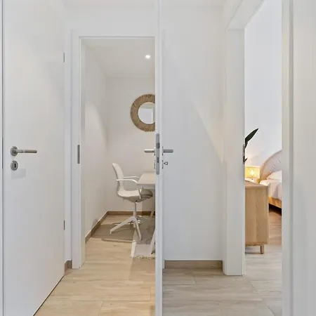Modern 1br Apt With Balcony Near City Center 아파트 *