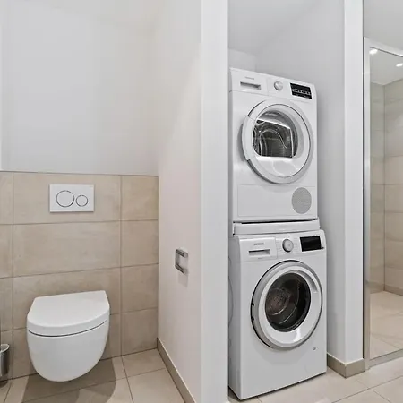 아파트 Modern 1br Apt With Balcony Near City Center *