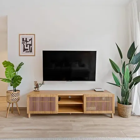 Modern 1br Apt With Balcony Near City Center 아파트 *