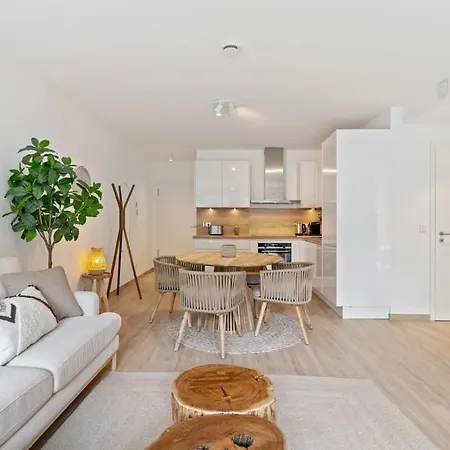 Modern 1br Apt With Balcony Near City Center 아파트