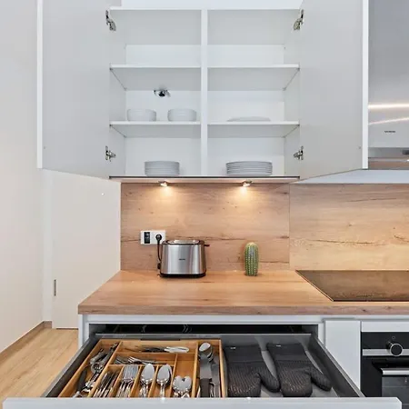 아파트 Modern 1br Apt With Balcony Near City Center *
