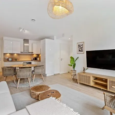 아파트 Modern 1br Apt With Balcony Near City Center