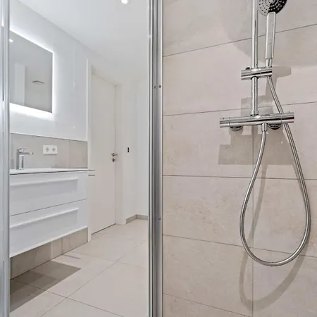Modern 1br Apt With Balcony Near City Center 아파트 *